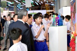 เยาวชนสร้าวงสรรค์ พีระพันธุ์ ป็นประธานในพิธีเปิดนิทรรศการแสดงผลงานศิลปะ 10th SG ART EXHIBITION 2025 ของนักเรียนระดับชั้นประถมศึกษา ระดับชั้นมัธยมศึกษาตอนต้น ผลงานของนักเรียนแผนการเรียนสถาปัตยกรรมศาสตร์ และแผนการเรียนศิลปะและการออกแบบ โรงเรียนเซนต์คาเบรียล