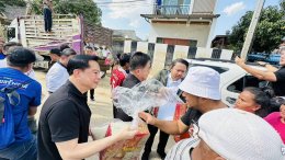 "พีระพันธุ์" นำทีม รทสช.ลงพื้นที่เยี่ยมเยียนให้กำลังใจชาวหาดใหญ่ รับฟัง 'ปัญหา - เรื่องร้องเรียน' ผู้ประสบภัย ลั่นพร้อมแก้วิกฤต หากชาวบ้านไม่ได้รับความเป็นธรรม