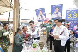 "พีระพันธุ์" บุกตลาดสดกันทรลักษ์ ฟังเสียงสะท้อนพ่อค้าแม่ค้า ชูนโยบายลดราคาพลังงาน เพิ่มเบี้ยคนชรา ฟื้นเศรษฐกิจชายแดน