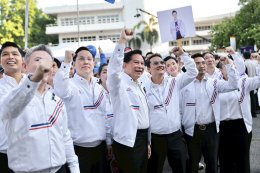 เสียงเชียร์กระหึ่ม!! "พีระพันธุ์" นำทัพ ผู้สมัคร สส.กทม. "รวมไทยสร้างชาติ" สมัครรับเลือกตั้ง ท่ามกลางบรรยากาศที่คึกคักและสีสันของกองเชียร์ที่ยกพลมาให้กำลังใจ