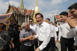 เอาฤกษ์เอาชัย! "พีระพันธุ์" นำทัพผู้สมัคร สส.กทม. 33 เขต สักการะศาลหลักเมือง-วัดพระแก้ว เสริมสิริมงคล