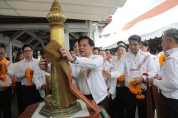 เอาฤกษ์เอาชัย! "พีระพันธุ์" นำทัพผู้สมัคร สส.กทม. 33 เขต สักการะศาลหลักเมือง-วัดพระแก้ว เสริมสิริมงคล