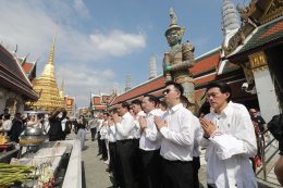 เอาฤกษ์เอาชัย! "พีระพันธุ์" นำทัพผู้สมัคร สส.กทม. 33 เขต สักการะศาลหลักเมือง-วัดพระแก้ว เสริมสิริมงคล