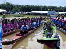 เป็นประธานในพิธีเปิดการแข่งขันเรือยาวประเพณีขึ้นโขนชิงธง จังหวัดชุมพร