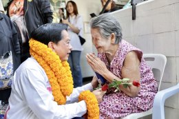 'พีระพันธุ์' บุกแฟลตดินแดง ดัน 'แม็ก เบอร์ 3' สานต่องานพื้นที่ ย้ำ 30 ปีไม่เคยทิ้งกัน 