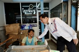 "พีระพันธุ์" ลุยสาทร ! ชาวบ้านสะท้อนปัญหา "น้ำท่วม-ค่าครองชีพ" ชูเป็น "วีรบุรุษพลังงาน" สานต่อ "ลดค่าไฟ-ล้างบางคอร์รัปชัน" 