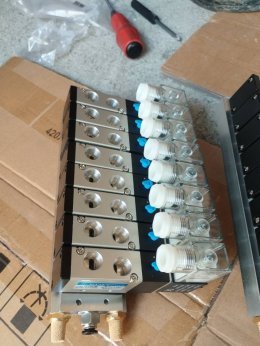 4V210-08 โซลินอยด์วาล์ว (solenoid valve) 5/2 ประกอบฐานวาล์ว