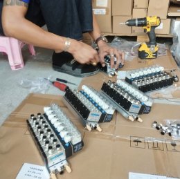 4V210-08 โซลินอยด์วาล์ว (solenoid valve) 5/2 ประกอบฐานวาล์ว