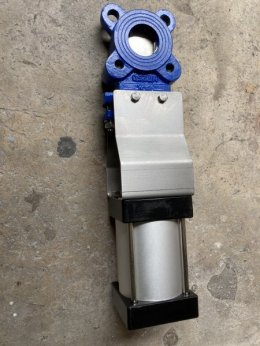 Pneumatic cylinder for gate valves