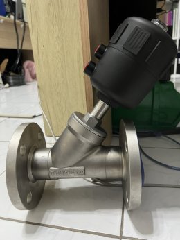 Angle seat valve DN50 flanged 10K