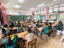  ครู D.A.R.E สอนนักเรียนชั้น ป.5