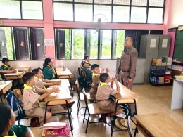  ครู D.A.R.E สอนนักเรียนชั้น ป.5