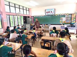  ครู D.A.R.E สอนนักเรียนชั้น ป.5