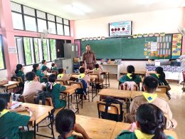 ครู D.A.R.E สอนนักเรียนชั้น ป.5