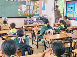  ครู D.A.R.E สอนนักเรียนชั้น ป.5