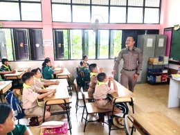  ครู D.A.R.E สอนนักเรียนชั้น ป.5