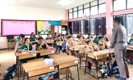  ครู D.A.R.E สอนนักเรียนชั้น ป.5