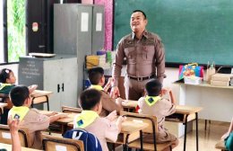  ครู D.A.R.E สอนนักเรียนชั้น ป.5