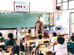  ครู D.A.R.E สอนนักเรียนชั้น ป.5