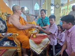 พระครูปลัดศุภกิตติ์ สุวิริโย ท่านเจ้าอาวาสวัดสังกะสีมอบทุนการศึกษา