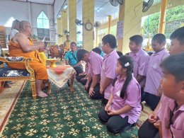 พระครูปลัดศุภกิตติ์ สุวิริโย ท่านเจ้าอาวาสวัดสังกะสีมอบทุนการศึกษา