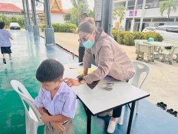  โรงพยาบาลส่งเสริมสุขภาพนาป่ามาให้บริการตรวจสุขภาพนักเรียน