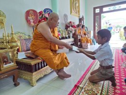  พระครูประภัสสราภรณ์ (วชิรญาโน) ท่านเจ้าอาวาสวัดหนองแฟบ มอบทุน