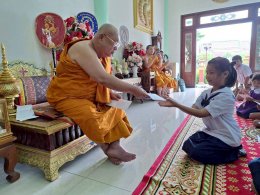  พระครูประภัสสราภรณ์ (วชิรญาโน) ท่านเจ้าอาวาสวัดหนองแฟบ มอบทุน