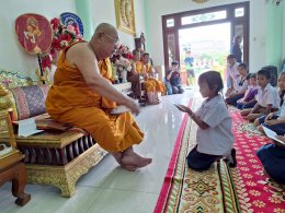  พระครูประภัสสราภรณ์ (วชิรญาโน) ท่านเจ้าอาวาสวัดหนองแฟบ มอบทุน