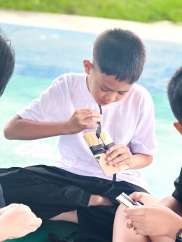 เด็ก ๆ ทำโบสีดำติดเสื้อ ถวายความอาลัยพระพันปีหลวง