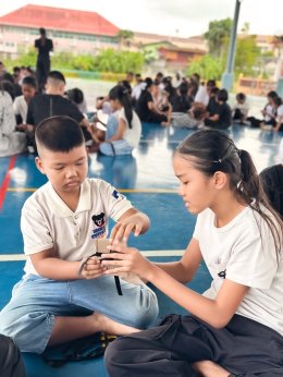 เด็ก ๆ ทำโบสีดำติดเสื้อ ถวายความอาลัยพระพันปีหลวง