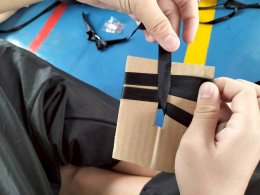 เด็ก ๆ ทำโบสีดำติดเสื้อ ถวายความอาลัยพระพันปีหลวง