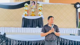 เด็ก ๆ ทำโบสีดำติดเสื้อ ถวายความอาลัยพระพันปีหลวง