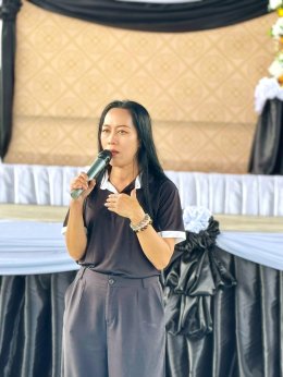 เด็ก ๆ ทำโบสีดำติดเสื้อ ถวายความอาลัยพระพันปีหลวง