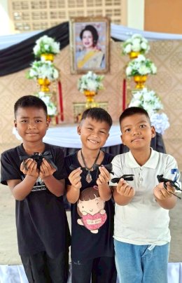 เด็ก ๆ ทำโบสีดำติดเสื้อ ถวายความอาลัยพระพันปีหลวง