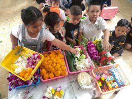 น้อง ๆ อนุบาล 1-3 ทำกระทง...วันลอยกระทง