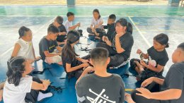 เด็ก ๆ ทำโบสีดำติดเสื้อ ถวายความอาลัยพระพันปีหลวง