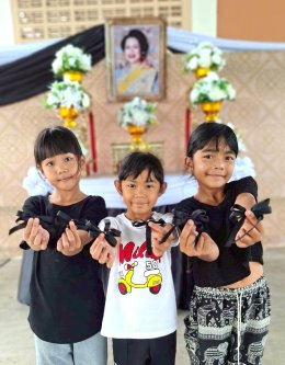เด็ก ๆ ทำโบสีดำติดเสื้อ ถวายความอาลัยพระพันปีหลวง