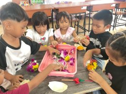 น้อง ๆ อนุบาล 1-3 ทำกระทง...วันลอยกระทง