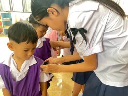  พี่ๆ สอนน้องอนุบาลทำโบสีดำติดเสื้อ ถวายความอาลัยพระพันปีหลวง