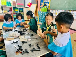  พี่ๆ สอนน้องอนุบาลทำโบสีดำติดเสื้อ ถวายความอาลัยพระพันปีหลวง