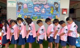  พี่ๆ สอนน้องอนุบาลทำโบสีดำติดเสื้อ ถวายความอาลัยพระพันปีหลวง