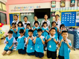  พี่ๆ สอนน้องอนุบาลทำโบสีดำติดเสื้อ ถวายความอาลัยพระพันปีหลวง