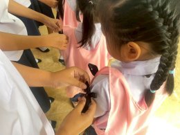  พี่ๆ สอนน้องอนุบาลทำโบสีดำติดเสื้อ ถวายความอาลัยพระพันปีหลวง