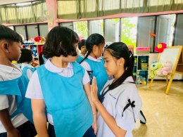  พี่ๆ สอนน้องอนุบาลทำโบสีดำติดเสื้อ ถวายความอาลัยพระพันปีหลวง