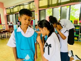  พี่ๆ สอนน้องอนุบาลทำโบสีดำติดเสื้อ ถวายความอาลัยพระพันปีหลวง