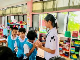  พี่ๆ สอนน้องอนุบาลทำโบสีดำติดเสื้อ ถวายความอาลัยพระพันปีหลวง