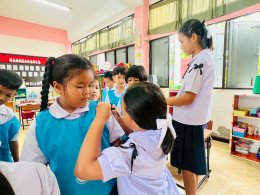  พี่ๆ สอนน้องอนุบาลทำโบสีดำติดเสื้อ ถวายความอาลัยพระพันปีหลวง