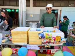  ภาพบรรยากาศ...การนำอาหาร ขนม เลี้ยงเด็ก ๆ วันเด็ก 69