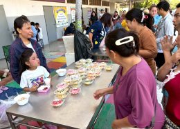  ภาพบรรยากาศ...การนำอาหาร ขนม เลี้ยงเด็ก ๆ วันเด็ก 69